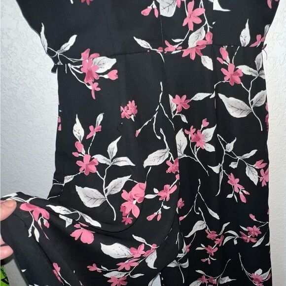 SIENNA SKY BLACK FLORAL ROMPER SIZE SMALL NWOT - Picture 9 of 10